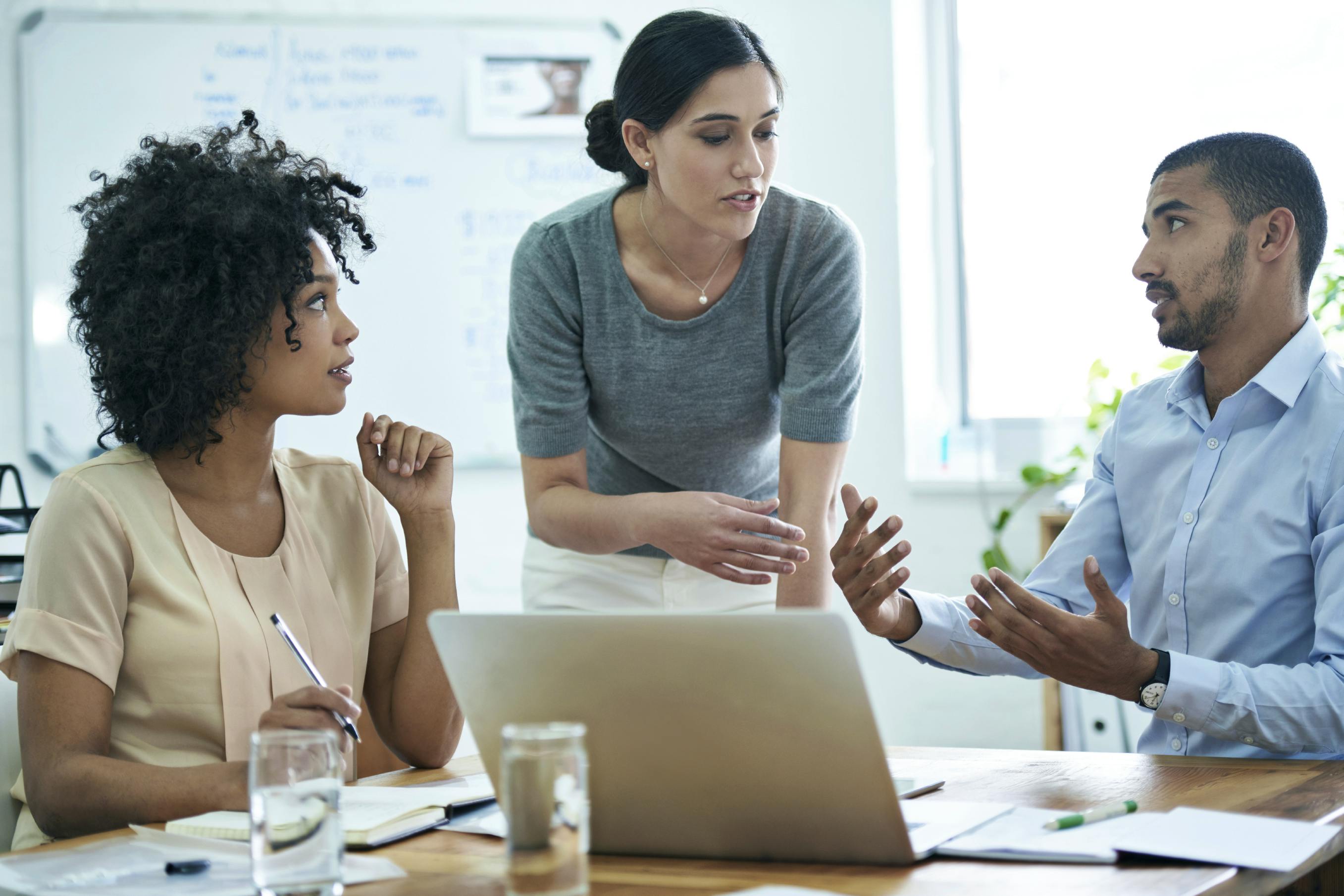 Разговор двух людей. Talk to theirs. Разговор с иностранцем. Talk to theirs. People are talking.