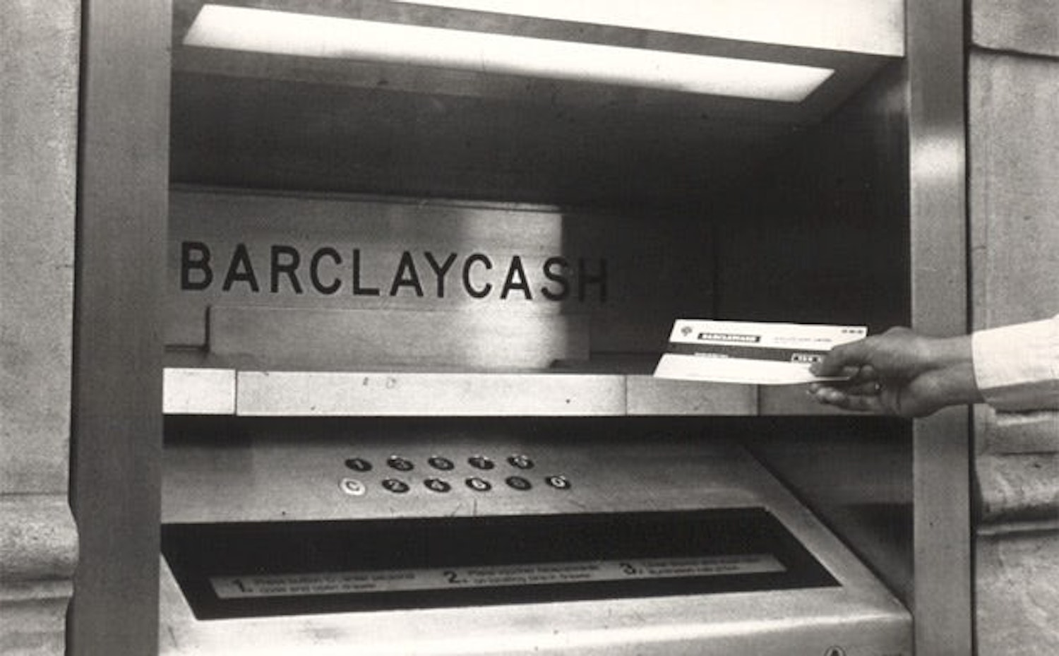 First atm. Первый Банкомат 1967. Банкомат Джон Шепард-Баррон. Первый Банкомат в мире. Самый первый Банкомат в мире.