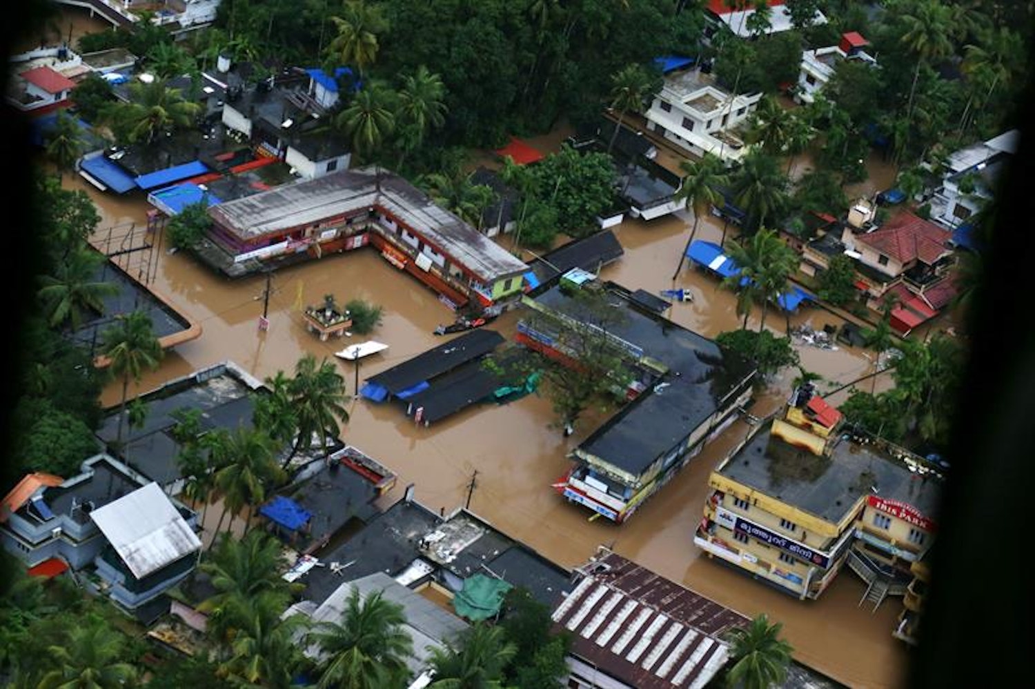 Стихии индии. Наводнение. Наводнение в Индии. Бангладеш наводнение из-за пакетов. Около 500 тысяч человек пострадали из-за наводнений в Индии..