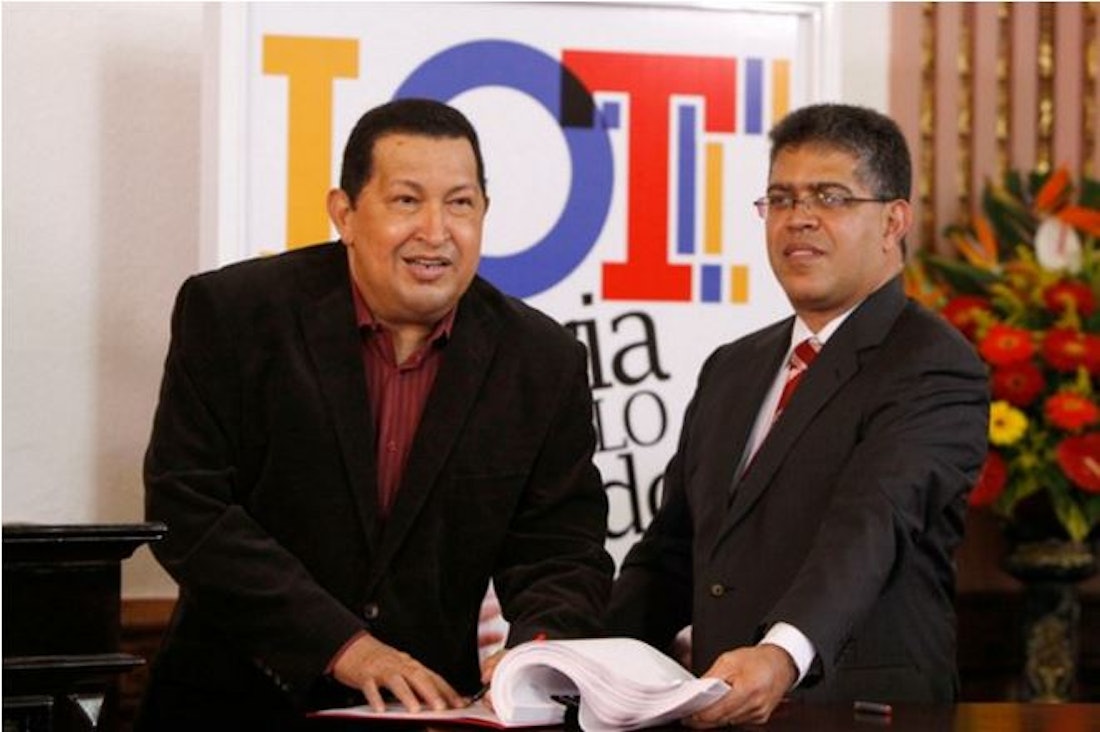 30 de abril de 2012: Chávez firma la nueva y revolucionaria LOTTT — Shorthand Social