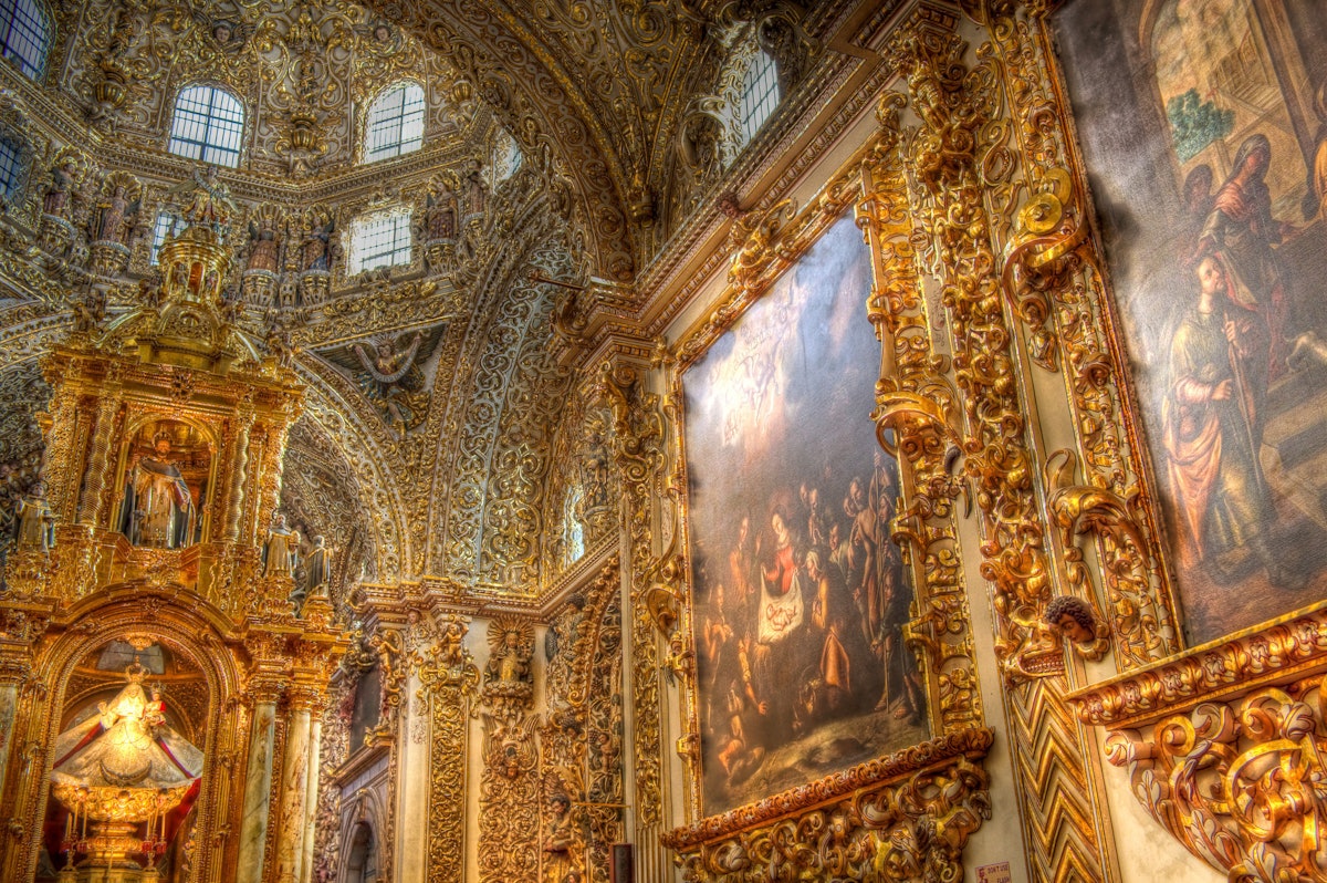 vista lateral del interior de la Capilla del Rosario en el Templo de Santo Domingo, Puebla,