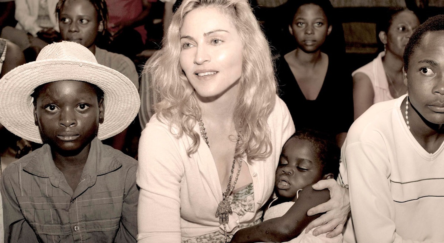 Madonna mercy. Мадонна усыновила 4 африканских детей. Дети Мадонны. Мадонна с африканскими детьми. Усыновленные дети Мадонны.