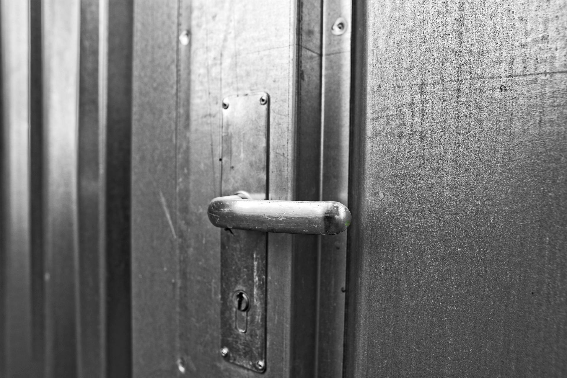 Сломанная дверь в квартиру. Запертая дверь. Выломанная дверь. Поломанный замок в двери. Разбитая дверь