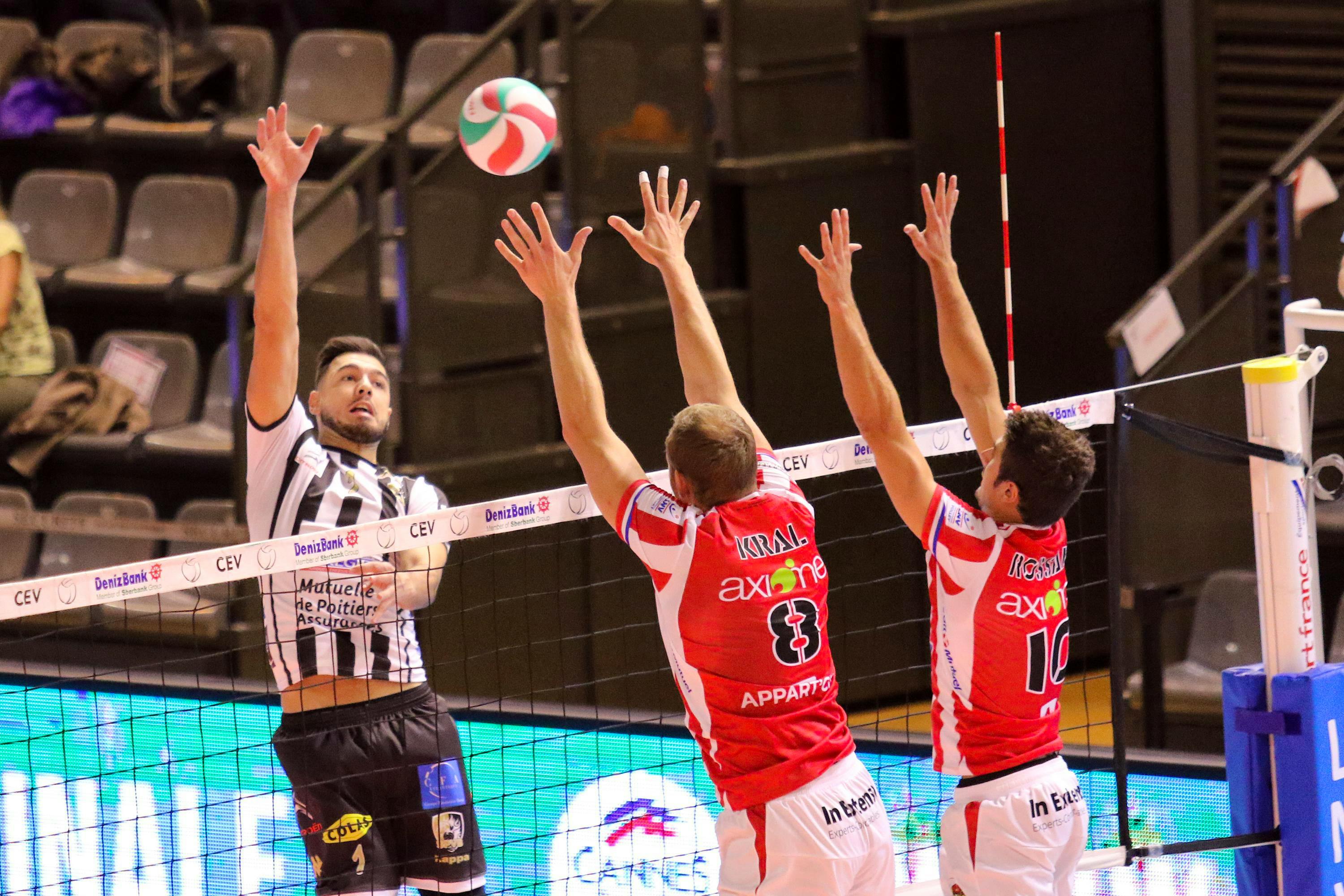 Le Stade Poitevin Volley Monte Au Filet — Shorthand Social